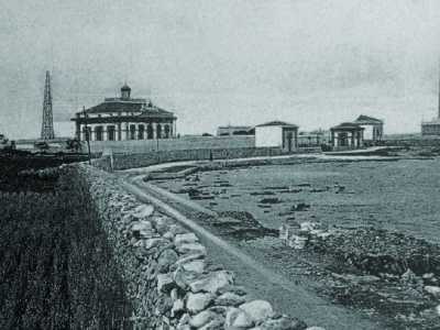 ...mentre alle spalle guardava le antenne fatte innalzare da Guglielmo Marconi nel 1904 per il suo celebre esperimento di trasmissione radiofonica tra Bari e Bar